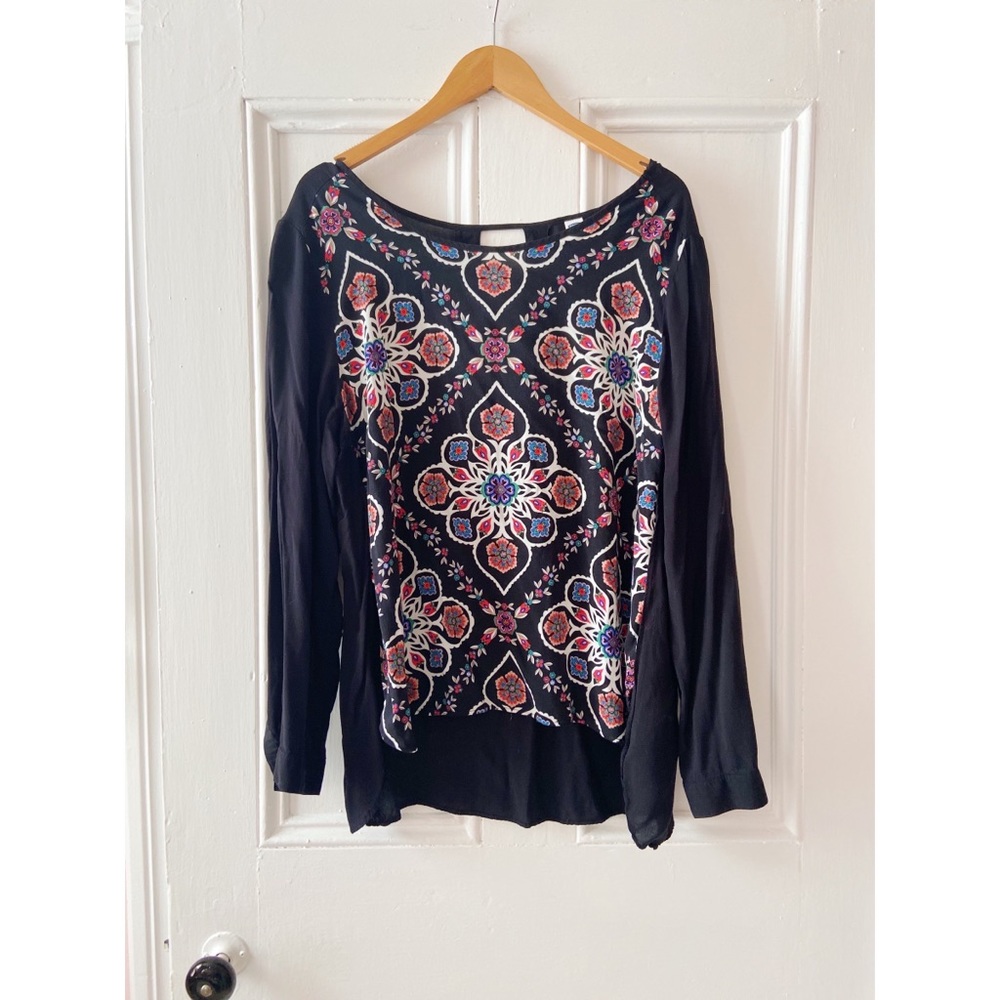 Old Navy XL shirt. No stretch, great condition.